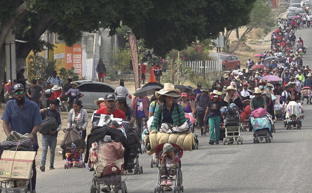 Caravana de 600 migrantes, pese al calor, llega a Oaxaca - caravana-migrantes-1024x634