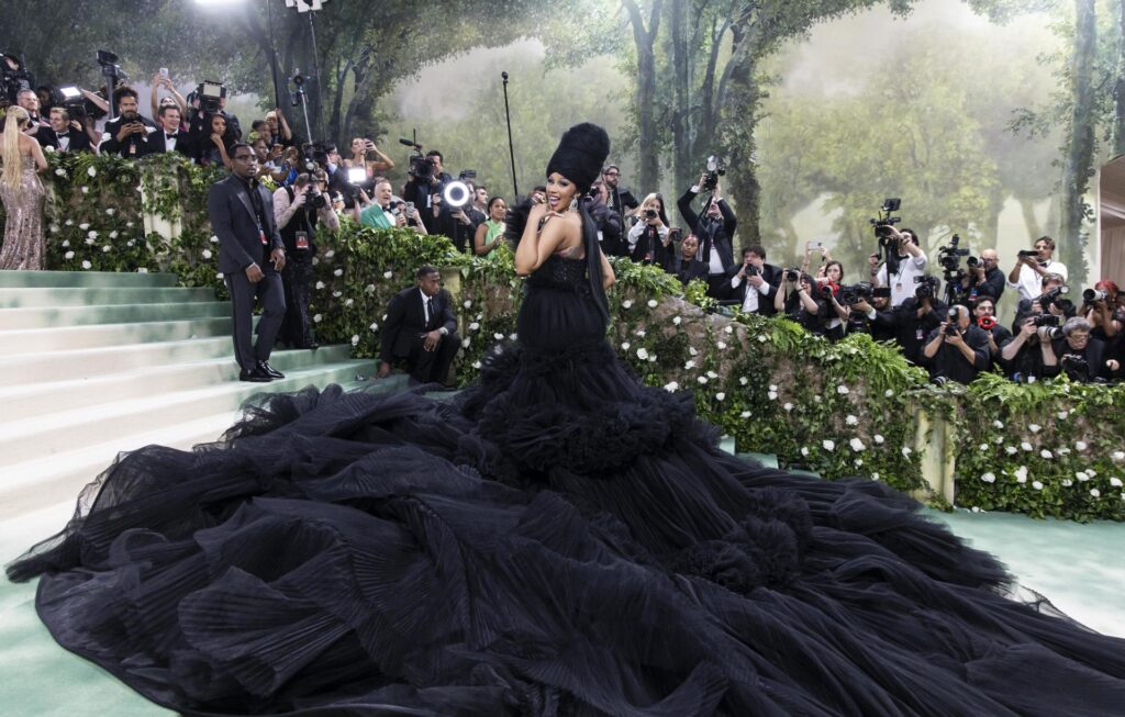 Latinos arrasan en la MET Gala - cardi-b-1024x653