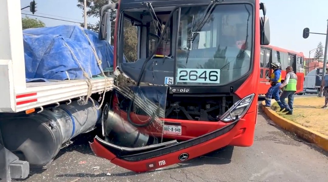 Metrobús choca contra tráiler en Av. Eduardo Molina; hay 7 heridos