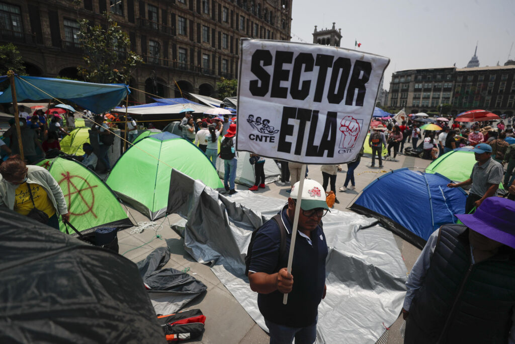 AMLO celebra que CNTE haya regresado a clases; les pide manifestaciones pacíficas