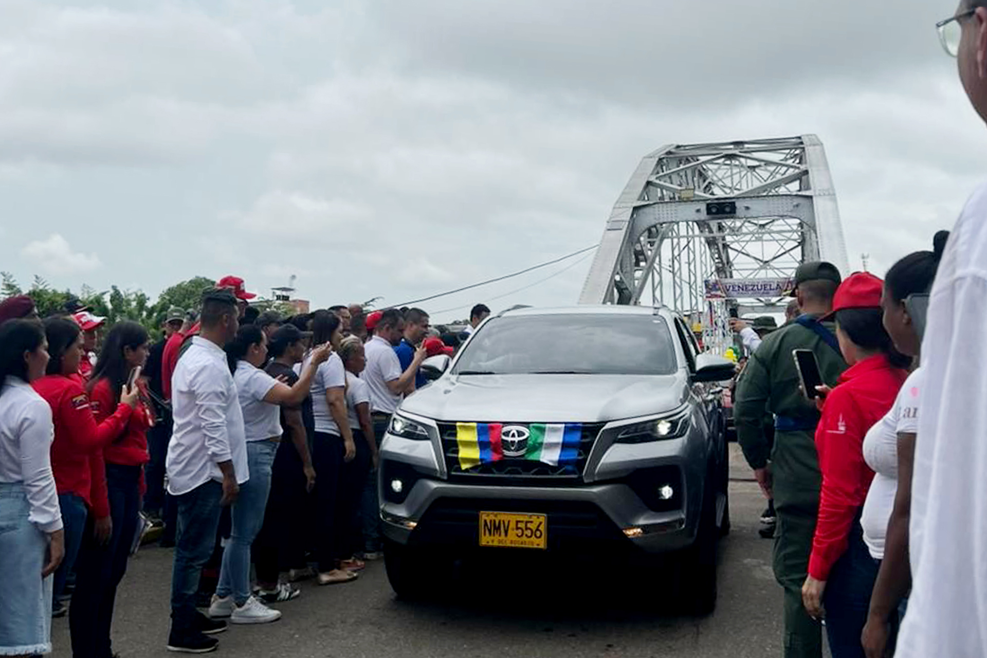 Colombia y Venezuela abren al paso de vehículos el cuarto puente en su frontera común