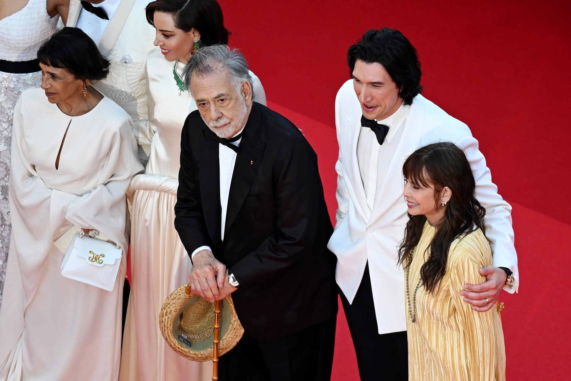 Coppola entra en escena en Cannes con bastón y sombrero panamá y del brazo de Adam Driver Coppola entra en escena en Cannes con bastón y sombrero panamá y del brazo de Adam Driver