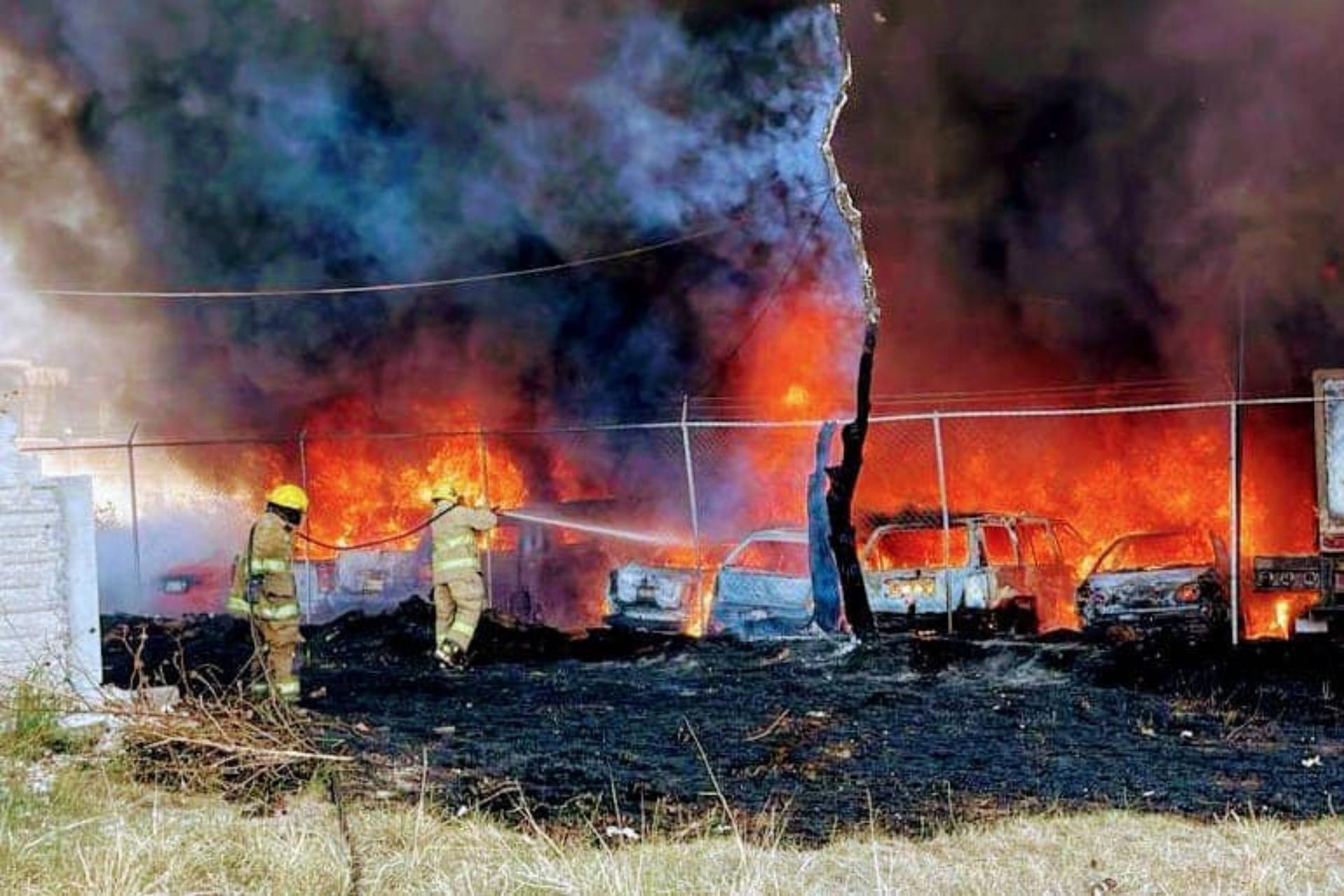 Incendio acaba con al menos 80 autos en Cuautlancingo, Puebla Incendio acaba con al menos 80 autos en Cuautlancingo, Puebla