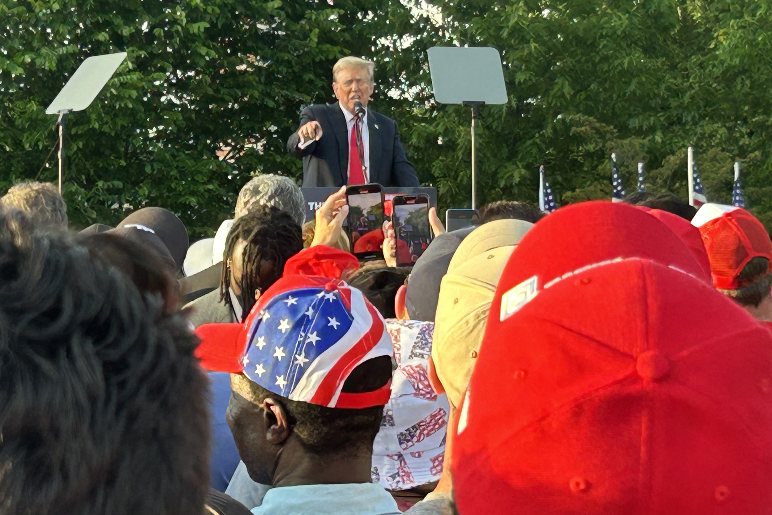 Trump arremete contra los migrantes ante miles de partidarios en el Bronx