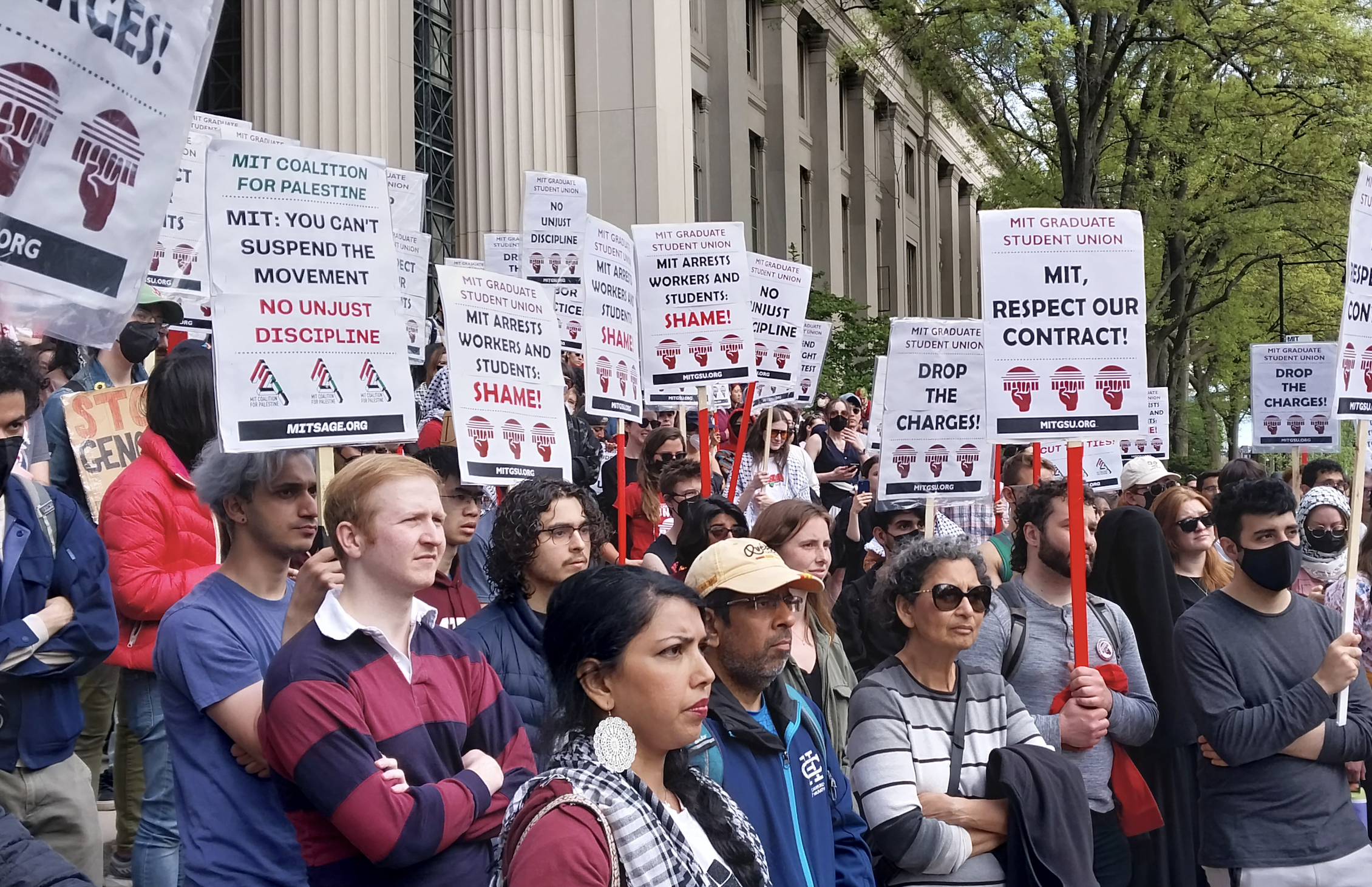 Estudiantes del MIT vuelven a protestar pese a represalias del centro y acusación de Biden