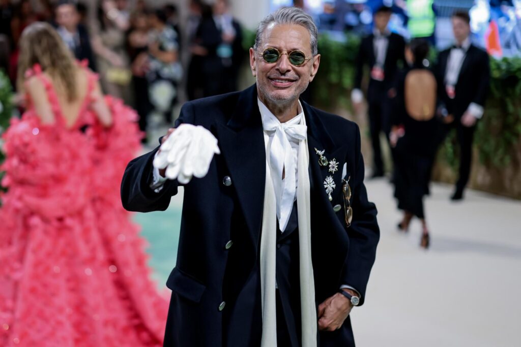 Famosos desfilan por el jardín utópico de una Met Gala ajena a los problemas del mundo - famosos-desfilan-por-el-jardin-utopico-de-una-met-gala-ajena-a-los-problemas-del-mundo-2-1024x683