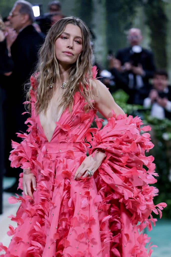 Famosos desfilan por el jardín utópico de una Met Gala ajena a los problemas del mundo - famosos-desfilan-por-el-jardin-utopico-de-una-met-gala-ajena-a-los-problemas-del-mundo-34-683x1024