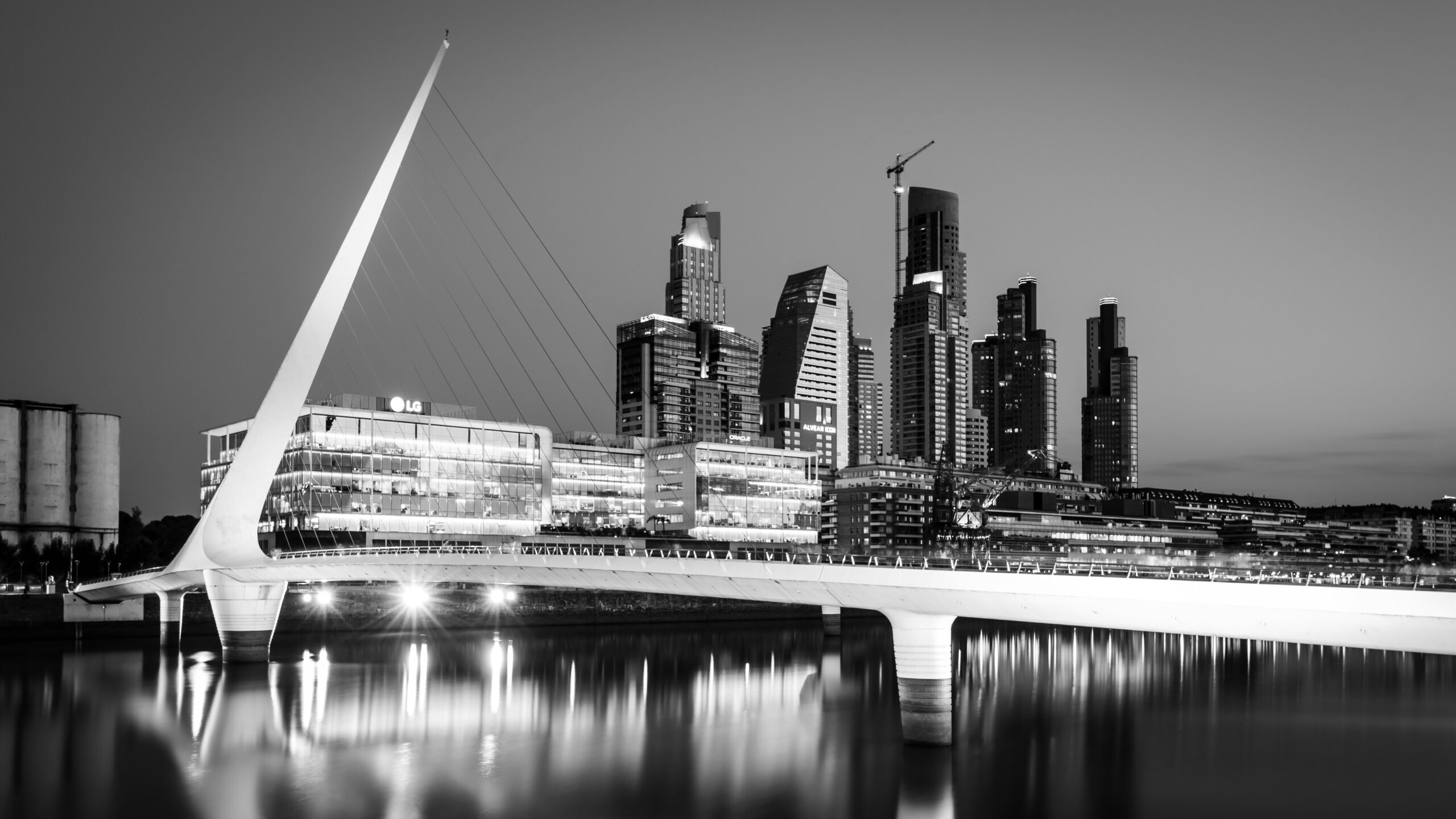 La locura de cargar miles de pesos en efectivo en Argentina