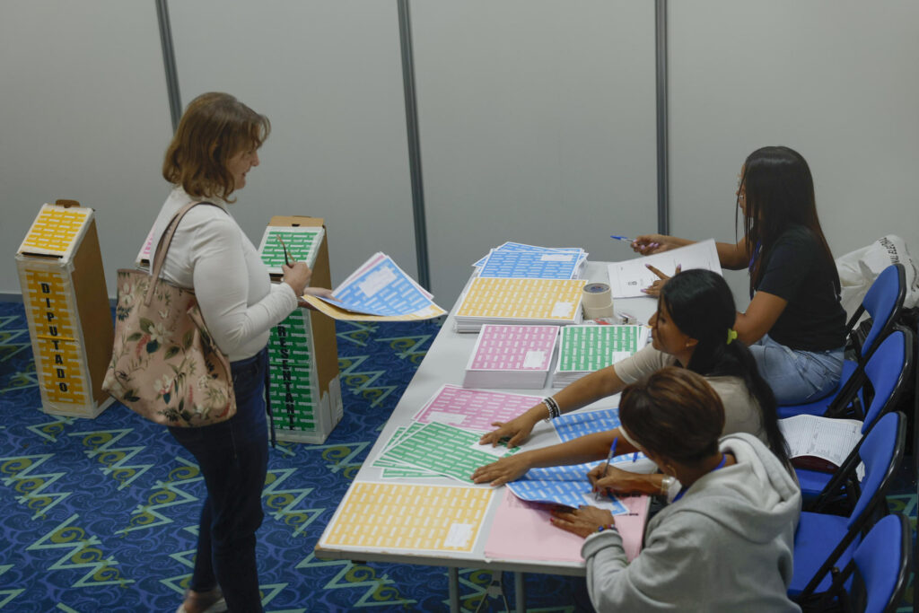 Comienzan las elecciones en Panamá, una de las más complicadas de su historia - funcionarios-de-casilla-de-elecciones-generales-de-panama-1024x683