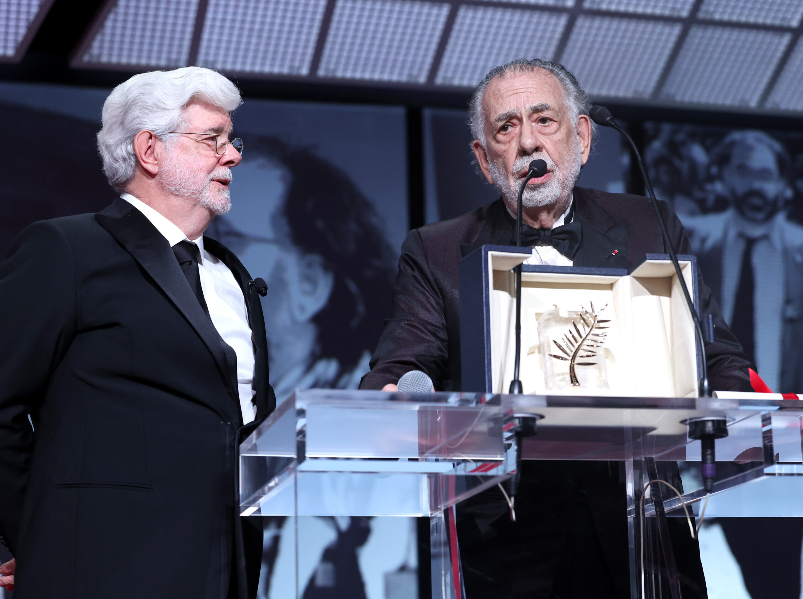 George Lucas recibe la Palma de Oro de Honor de Cannes de manos de su amigo Coppola