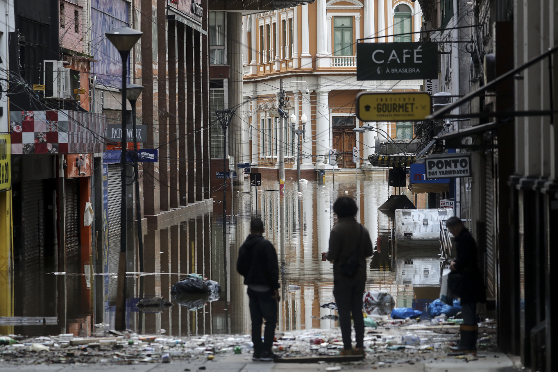Inundaciones en Porto Alegre sumen al comercio en pérdidas millonarias Inundaciones en Porto Alegre sumen al comercio en pérdidas millonarias