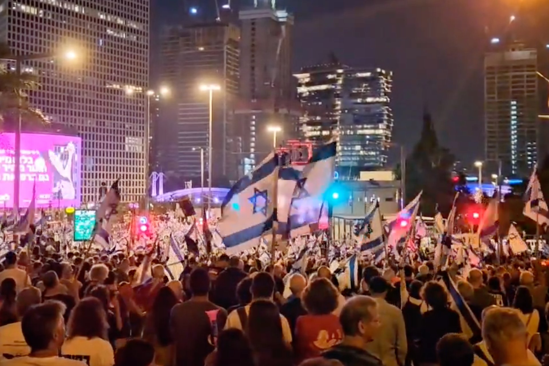 Miles de personas en Israel piden la liberación de rehenes y elecciones anticipadas