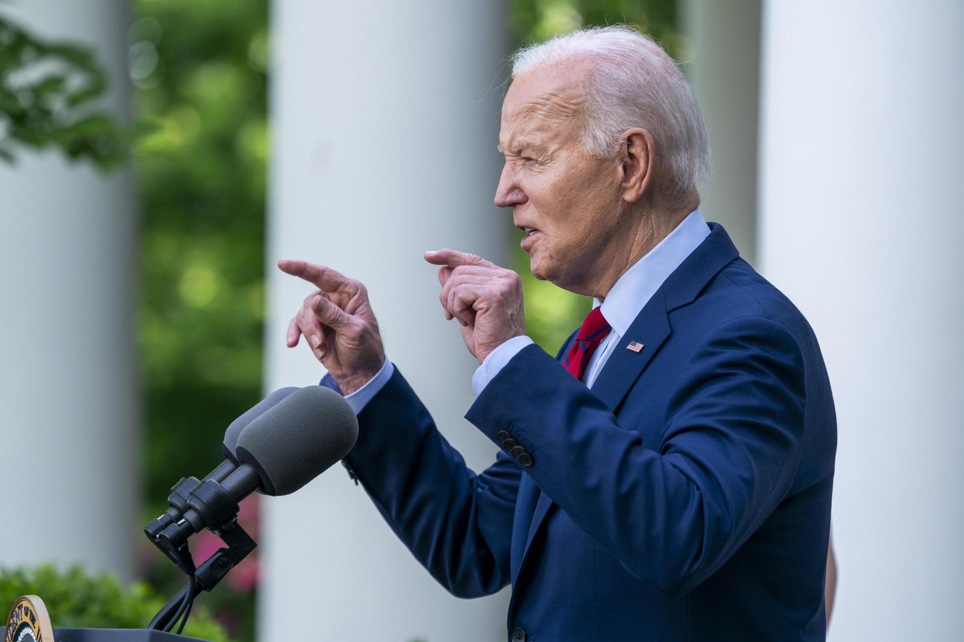 Biden eleva aranceles a bienes de China y los lleva al 100 % en autos eléctricos