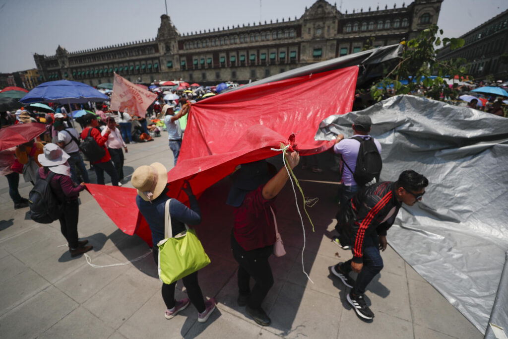 CNTE levanta plantón en el Zócalo de CDMX tras concluir paro