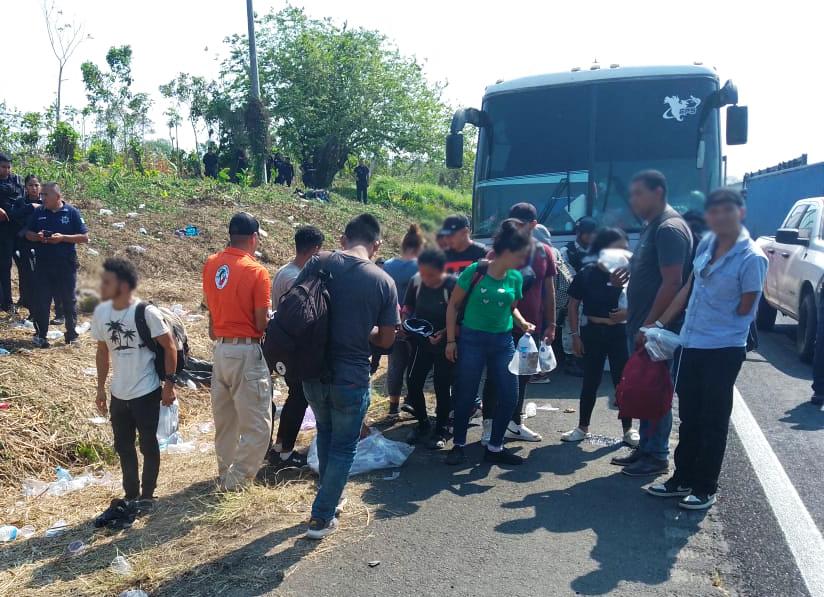 INM localiza a 407 migrantes abandonados en autobuses en Veracruz