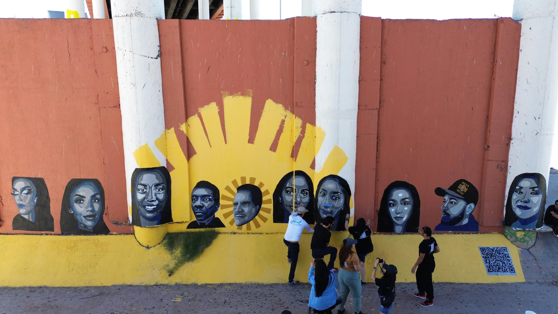 Artista denuncia deportaciones con mural en la frontera EE.UU.-México