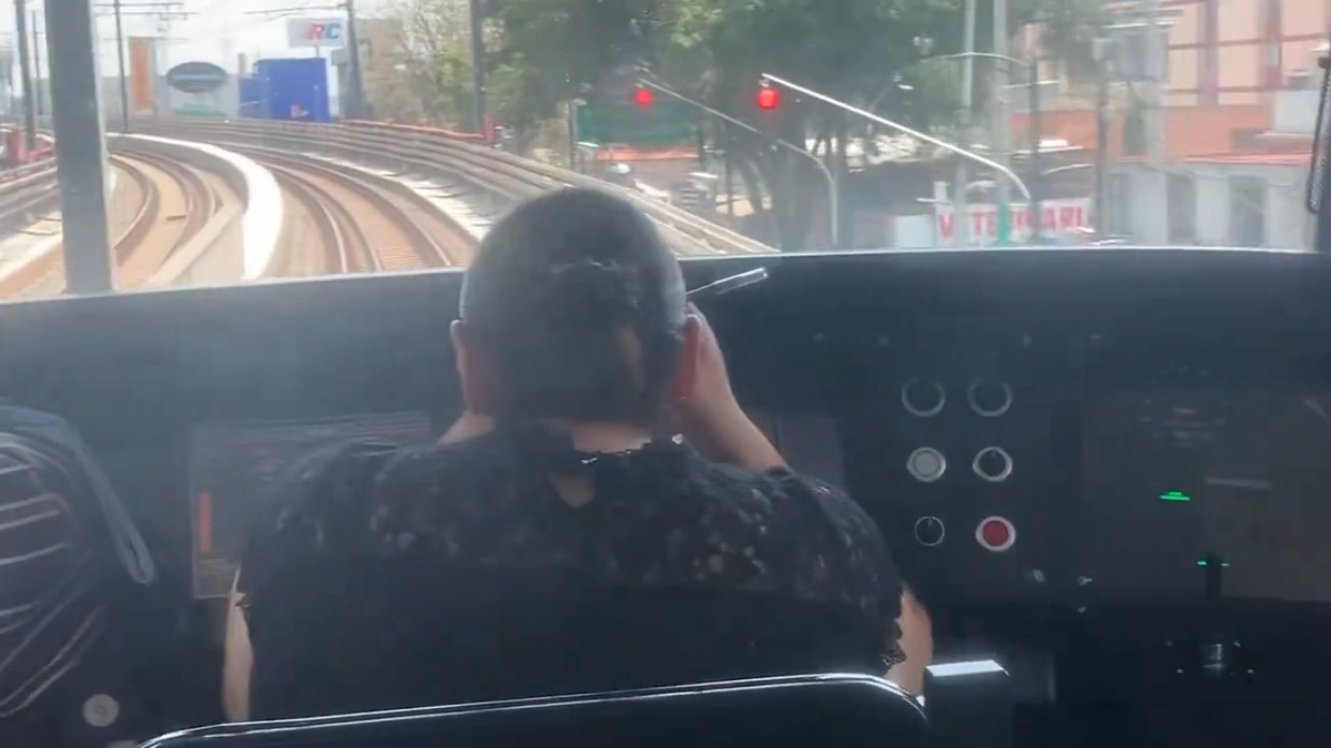 #Video Operadora del Metro se maquilla mientras conduce; será sancionada #Video Operadora del Metro se maquilla mientras conduce; será sancionada