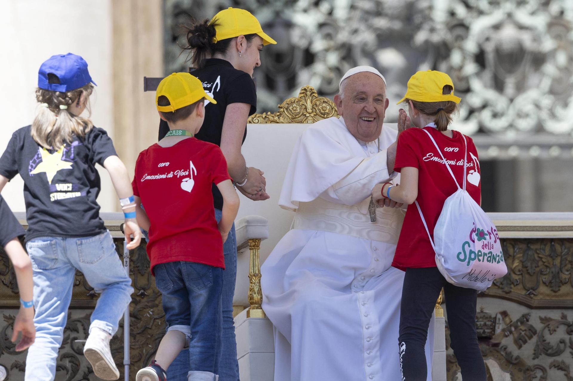Papa Francisco pide a miles de niños que recen para que no haya guerras Papa Francisco pide a miles de niños que recen para que no haya guerras