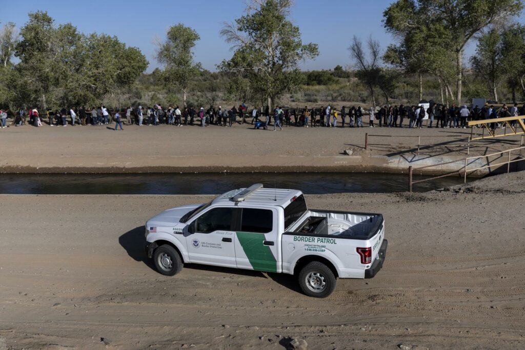 Votantes de Arizona tendrán en sus manos el futuro de ley que criminaliza a migrantes