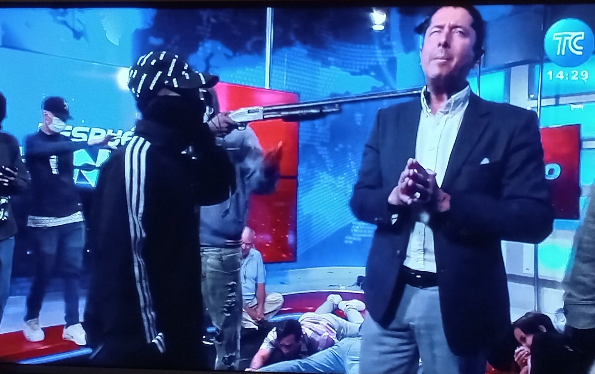 Periodista que encaró ataque a canal de televisión de Ecuador decide exiliarse por temor