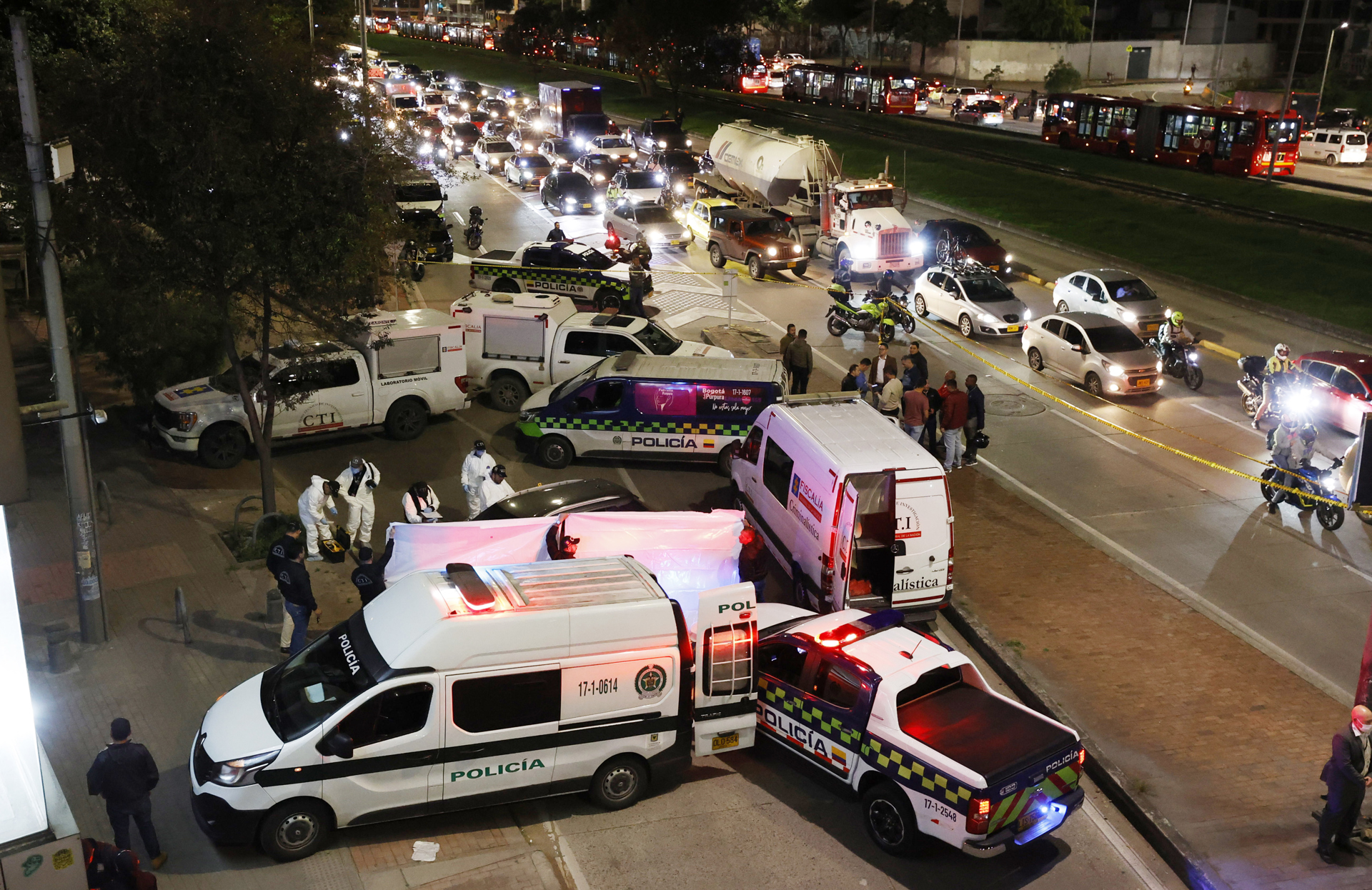 Periodistas colombianos denuncian agresiones de policías cuando cubrían atentado en Bogotá Periodistas colombianos denuncian agresiones de policías cuando cubrían atentado en Bogotá