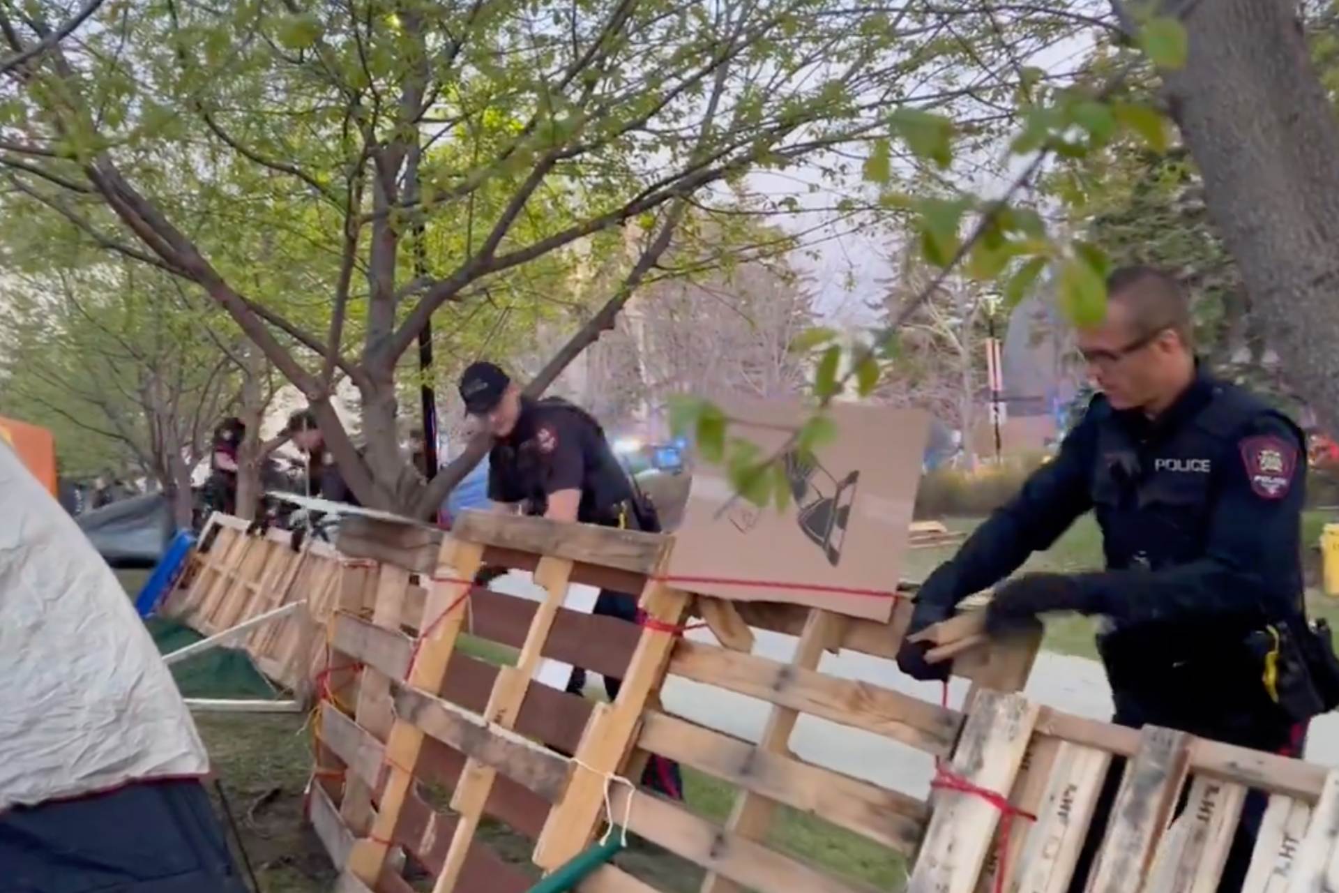 Policía canadiense disuelve de forma violenta una acampada propalestina de estudiantes