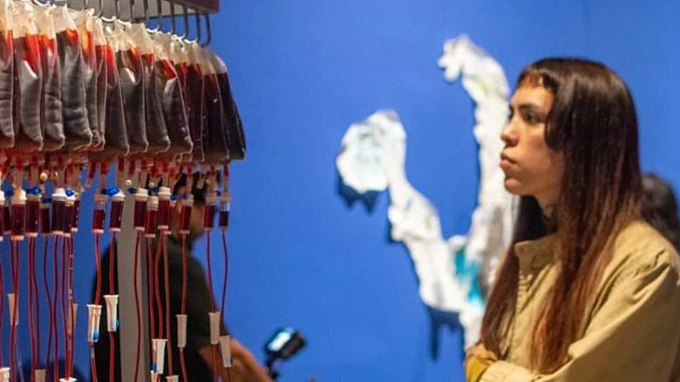 Exposición de artistas seropositivos de Latinoamérica busca romper el estigma del VIH