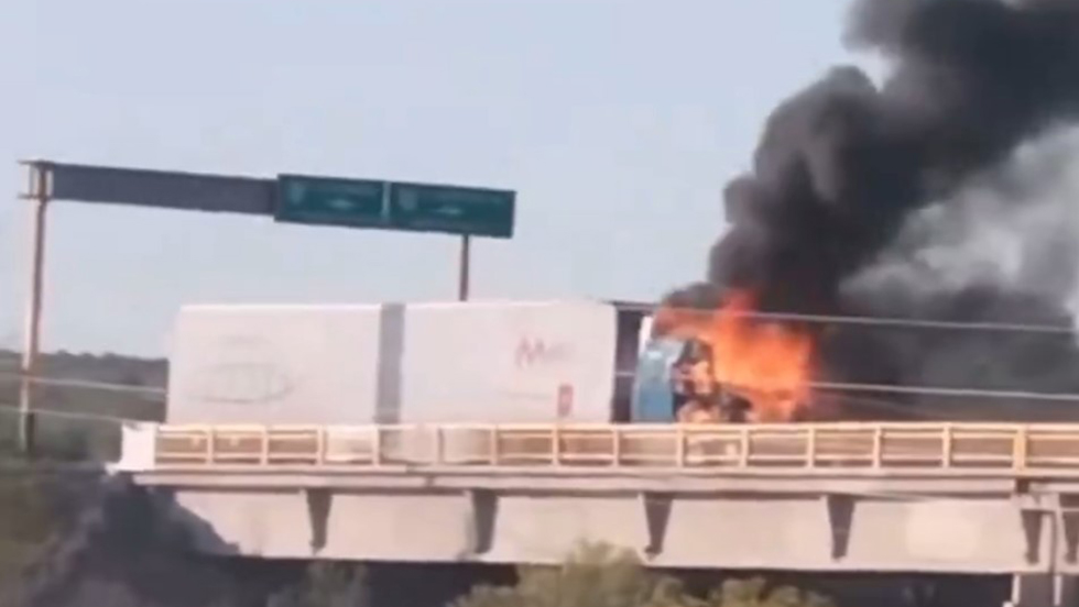 #Video Queman tráiler en Sonora tras enfrentamiento armado #Video Queman tráiler en Sonora tras enfrentamiento armado