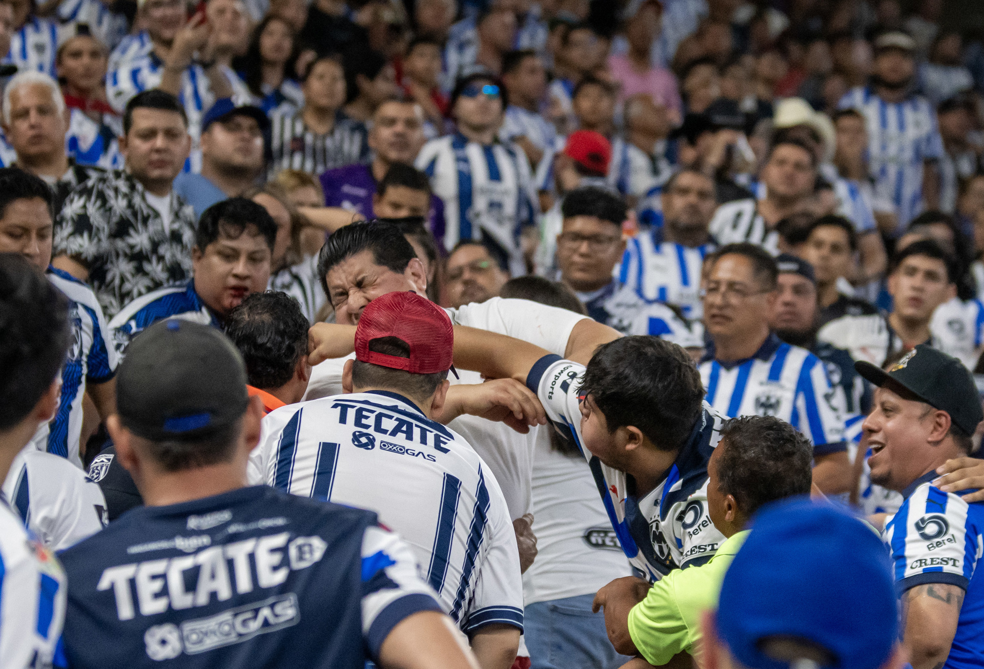 #Video Aficionados de Rayados desatan riña tras eliminación de la ‘Concachampions’