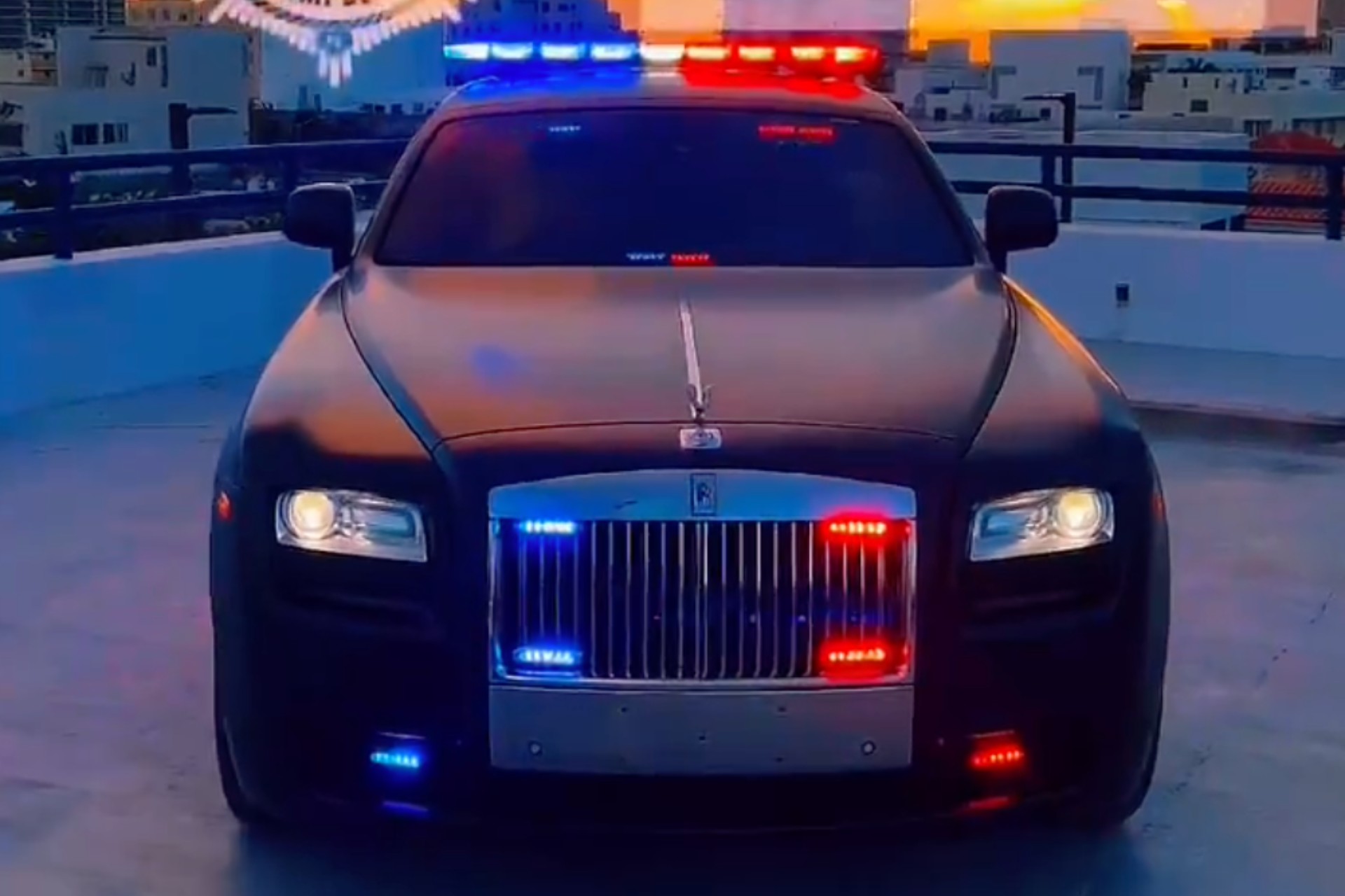 Policía de Miami Beach estrena, con polémica, primer coche patrulla Rolls-Royce del mundo