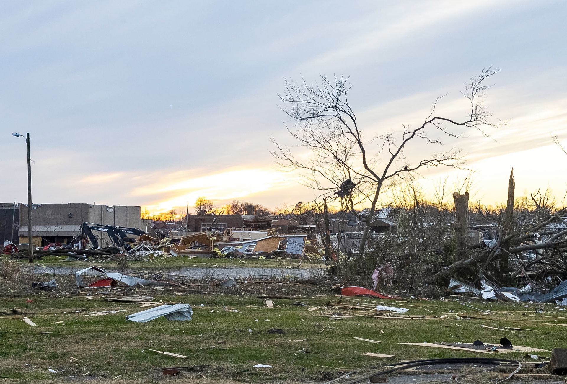 Tormentas en EE.UU. dejan al menos 23 muertos y se esperan más tornados y lluvias Tormentas en EE.UU. dejan al menos 23 muertos y se esperan más tornados y lluvias