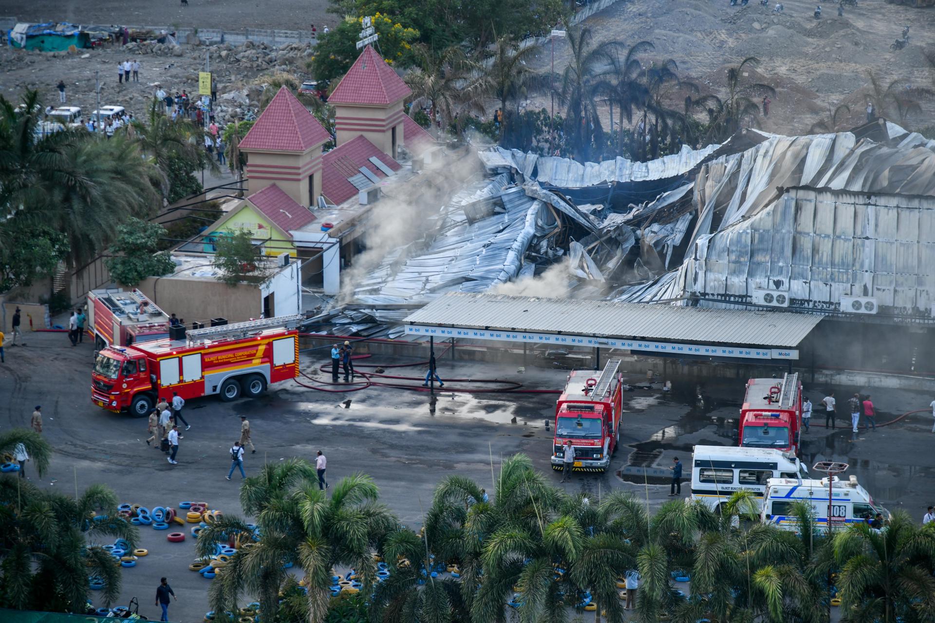 Incendio en un complejo de juegos causa al menos 25 muertos en India Incendio en un complejo de juegos causa al menos 25 muertos en India