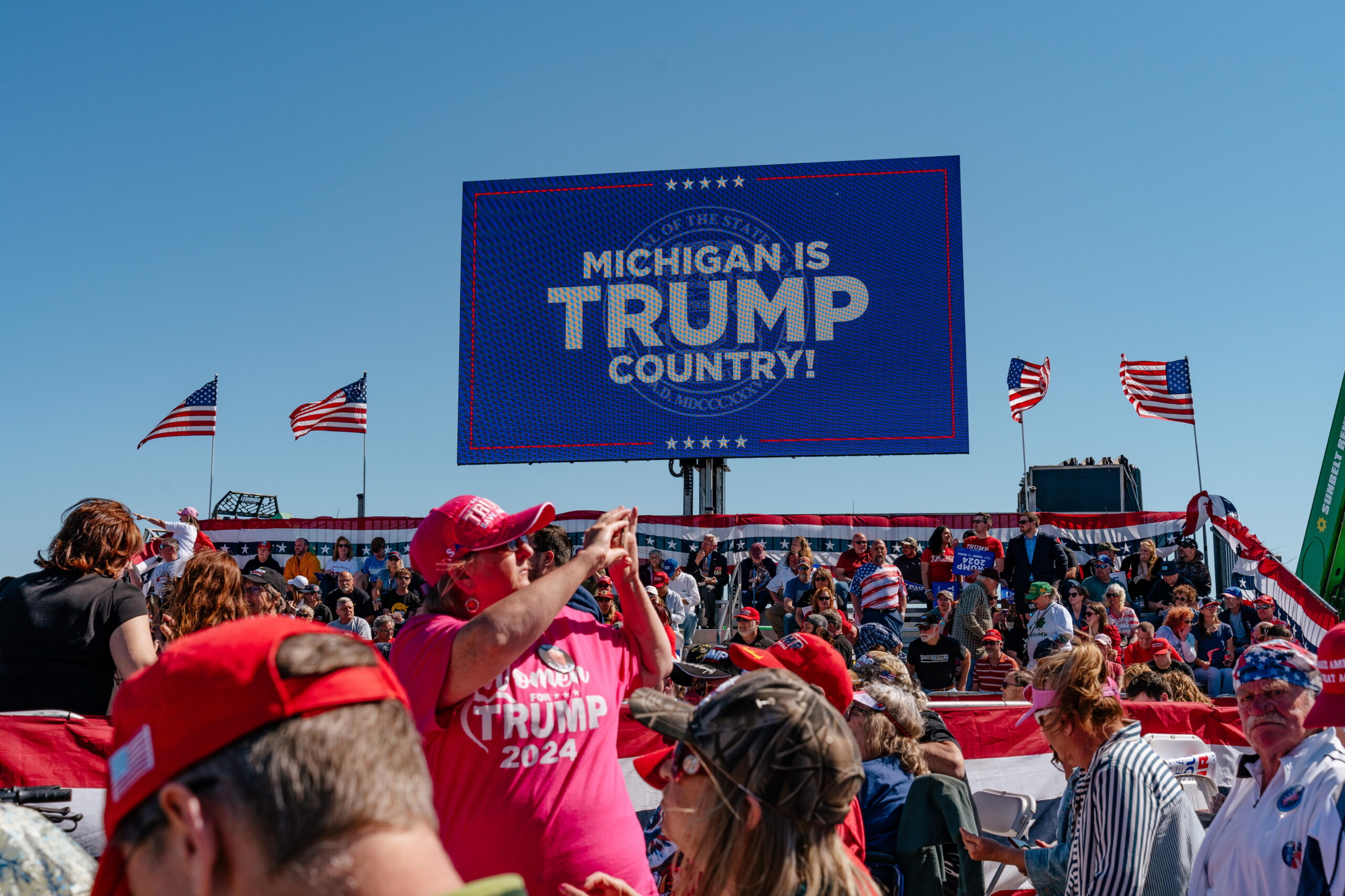 Trump se olvida de su juicio y vuelve a la campaña en Wisconsin: “lo apoyamos todavía más”