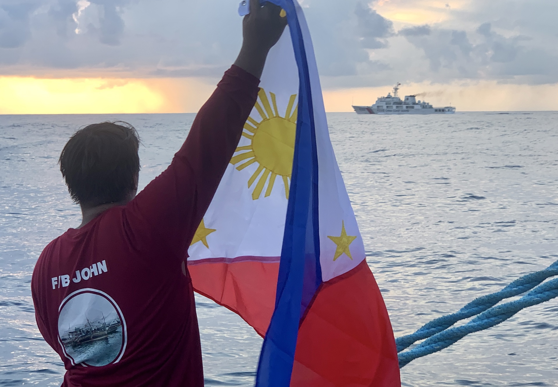 Una flotilla civil filipina reparte suministros a pescadores en aguas en disputa con China Una flotilla civil filipina reparte suministros a pescadores en aguas en disputa con China