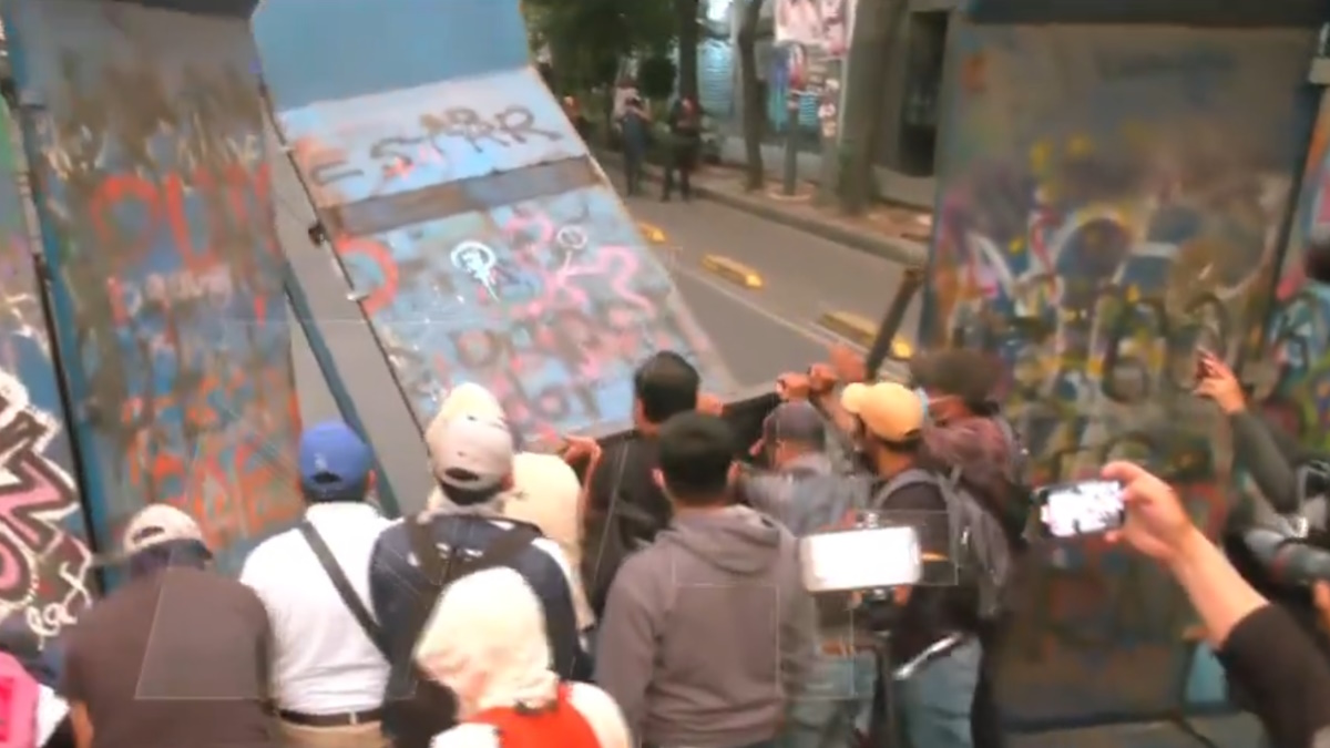 #Video Normalistas derriban vallas en inmediaciones de la Segob #Video Normalistas derriban vallas en inmediaciones de la Segob