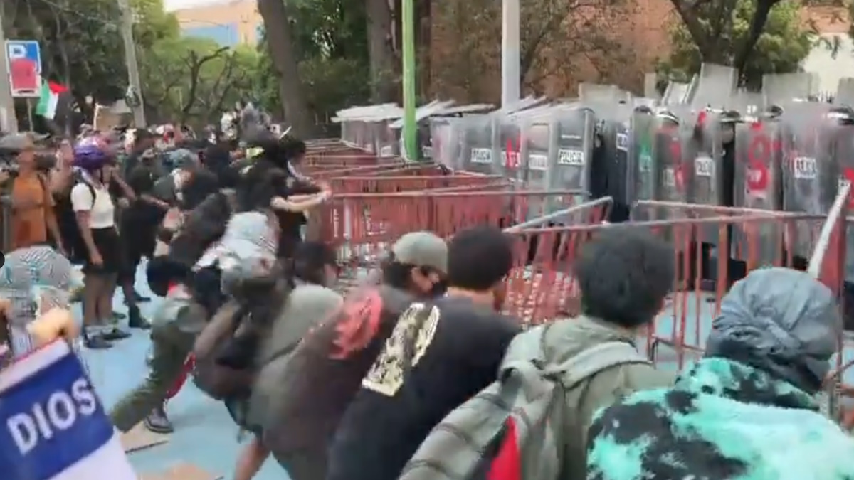Se desata la violencia en protesta frente a la Embajada de Israel en México