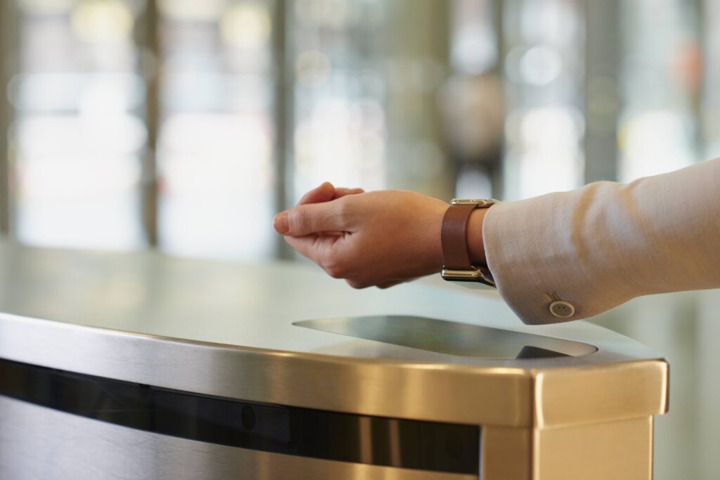 Mastercard redefine las finanzas en México: innovación en remesas y digitalización - woman-scanning-smart-watch-1024x683