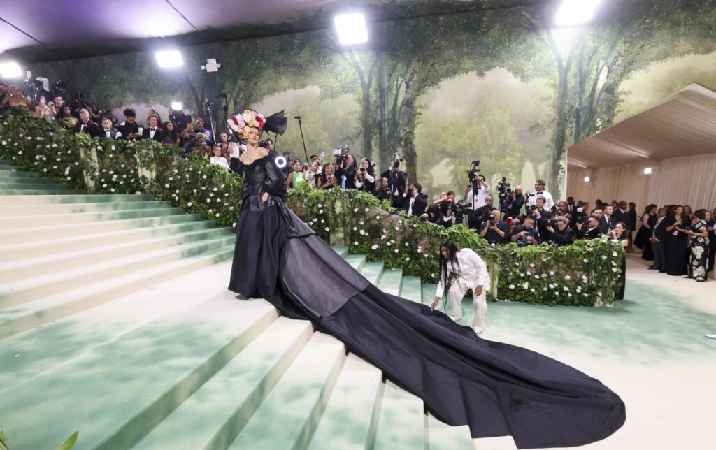 Famosos desfilan por el jardín utópico de una Met Gala ajena a los problemas del mundo - zendaya-2-1024x644
