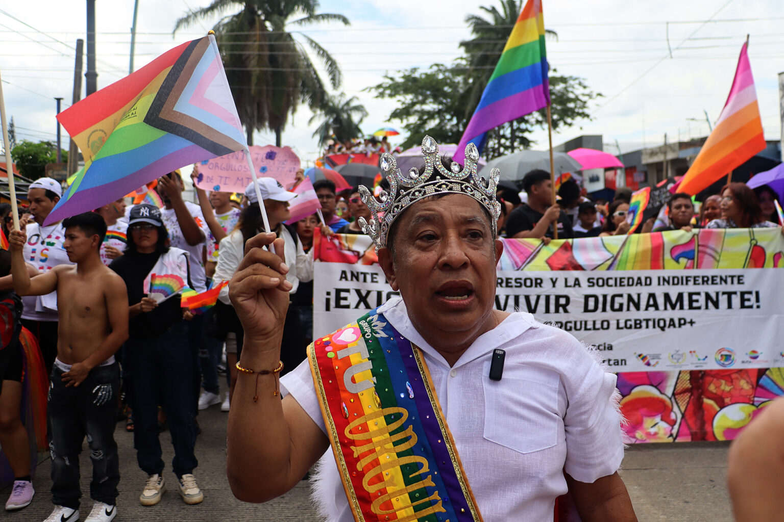 Activistas y migrantes marchan por el orgullo LGBT en Chiapas