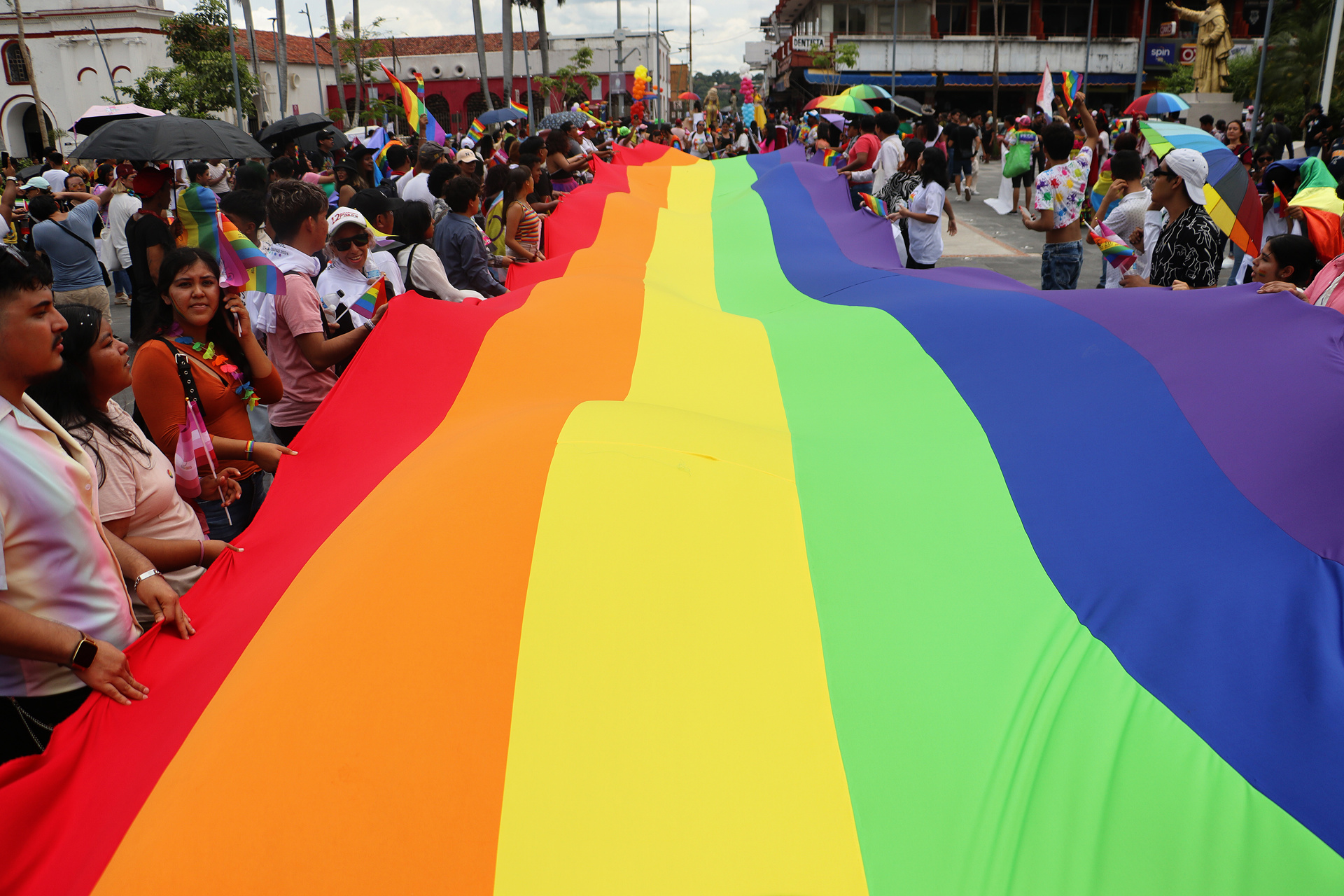 Activistas y migrantes marchan por el orgullo LGBT en Chiapas