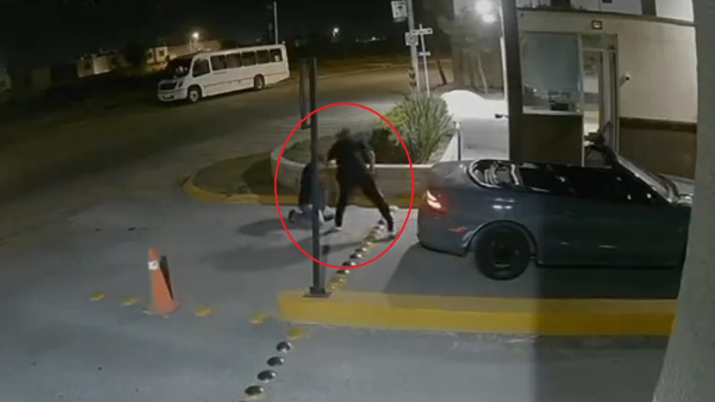 #Video Residente golpea a vigilante de 72 años en fraccionamiento de Saltillo
