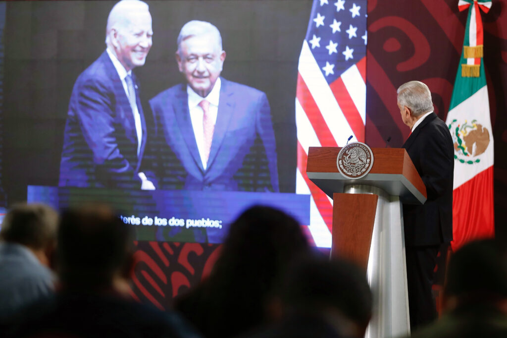 AMLO reafirma colaboración estratégica entre México y EE.UU. en llamada con Biden. Foto de EFE