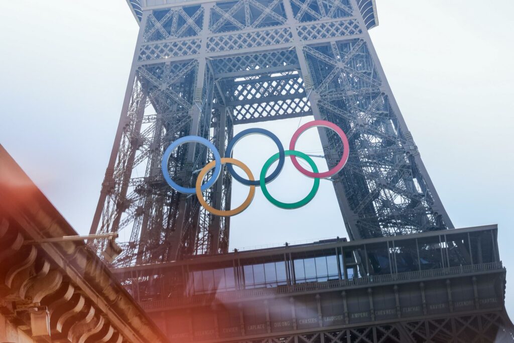 La Torre Eiffel exhibe los 5 aros olímpicos