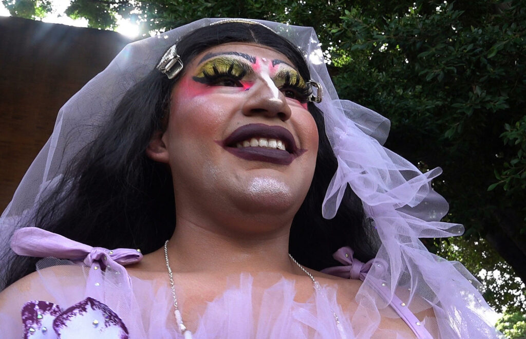 Comunidad LGBT toma las calles de Oaxaca para exigir freno a crímenes de odio - asistente-a-la-marcha-gay-en-oaxaca-1024x660