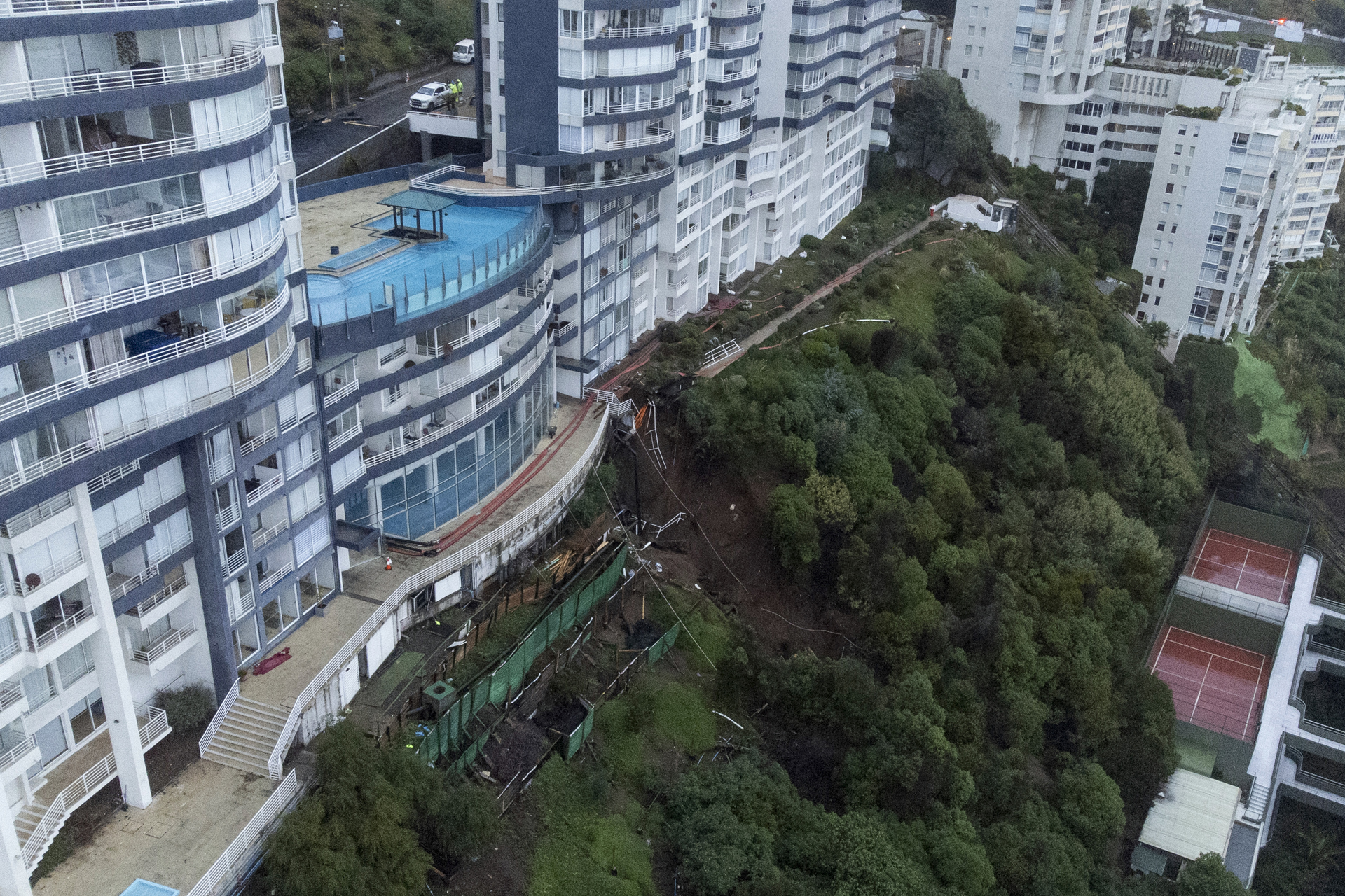 Autoridades vigilan un tercer socavón abierto bajo varios edificios en Viña del Mar