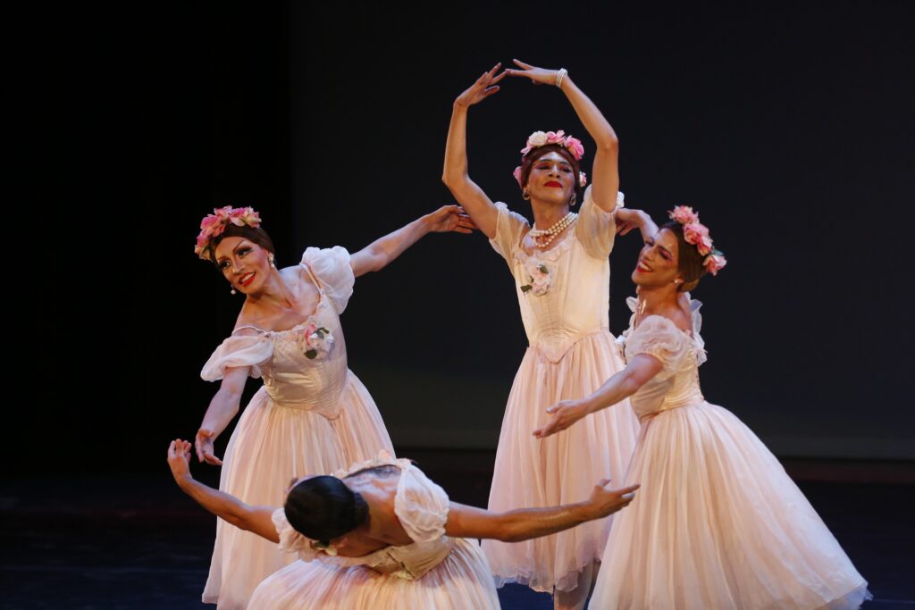 Bailarines desafían los estereotipos de género con un espectáculo de ballet en México