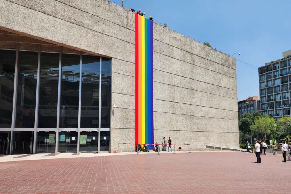 Colocan otra vez la bandera LGBT+ en oficinas del Infonavit