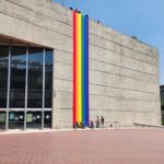 Colocan otra vez la bandera LGBT+ en oficinas del Infonavit