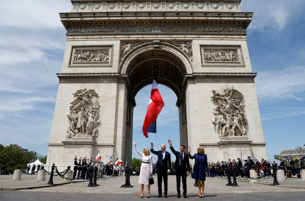 Macron recibe a Biden en el Arco del Triunfo en el inicio de la visita bilateral. Foto de EFE