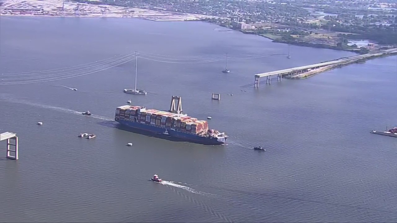Buque que derribó el puente de Baltimore abandona el puerto para ser reparado